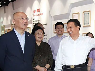 中國建筑材料聯(lián)合會(huì)黨委書記、會(huì)長(zhǎng)閻曉峰一行親臨鵬飛集團(tuán)調(diào)研